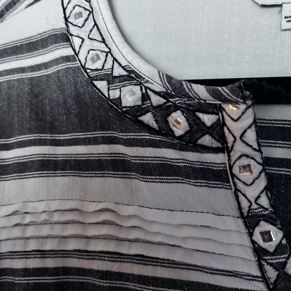 Crown & Ivy Black and White Patterned Blouse - Picture 4 of 5